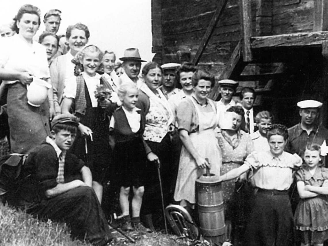 Historische Aufnahme einer Familie aus Brigerbad